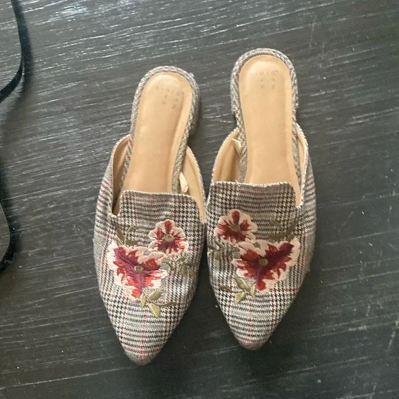 Floral and houndstooth mules - Picture 1 of 3